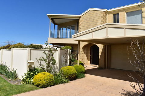 VIEWS FOREVER - INVERLOCH - Sydneys Hotel 0