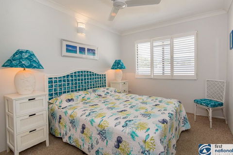 VIEWS VIEWS VIEWS! Front Top Floor Waterfront Unit - Chnook Apartments South Esp, Bongaree - Sydneys Hotel 2