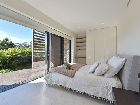 Villa Catania Waterside At Trinity Point - Sydneys Hotel 1