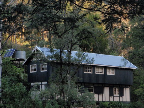 Walhalla Coach House - Sydneys Hotel 0