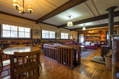 Walhalla Coach House - Sydneys Hotel 3
