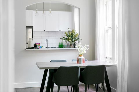 Walk Everywhere In The City From A Historic Home - Sydneys Hotel 2
