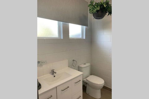 Walk To Lamberts Beach With Wi-fi And Netflix - Sydneys Hotel 3