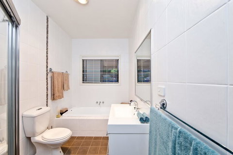 Wanda Point House - Tranquil, Elegant & Dog Friendly - Sydneys Hotel 3