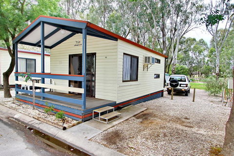 Wangaratta Caravan Park - Sydneys Hotel 3