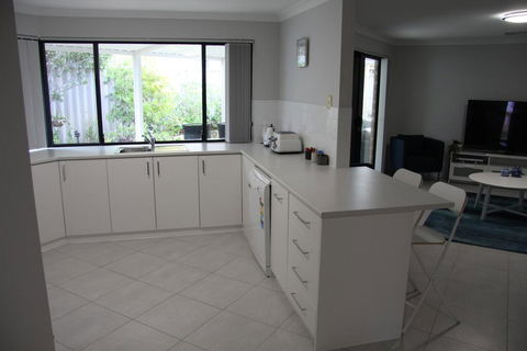 Warnbro Beach Family Accommodation - Sydneys Hotel 2
