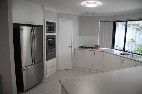Warnbro Beach Family Accommodation - Sydneys Hotel 1