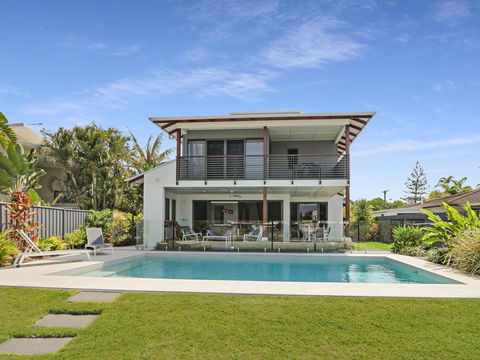 WATERFRONT HOME BORDERING MOOLOOLABA - Sydneys Hotel 0