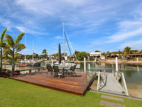 WATERFRONT HOME BORDERING MOOLOOLABA - Sydneys Hotel 1