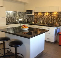 Austral Place 88 via Merri River - Sydneys Hotel