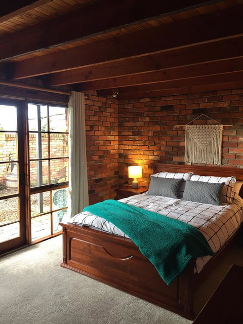 Bricks And Roses - Sydneys Hotel 14