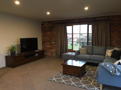 Bricks And Roses - Sydneys Hotel 11