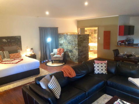 Minni Gums - Sydneys Hotel 12