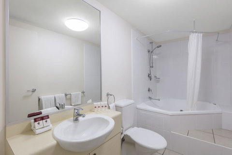 Ramada By Wyndham Marcoola Beach - Sydneys Hotel 8