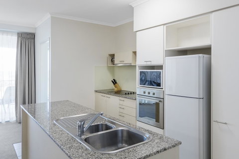 Ramada By Wyndham Marcoola Beach - Sydneys Hotel 9