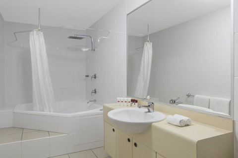 Ramada By Wyndham Marcoola Beach - Sydneys Hotel 10