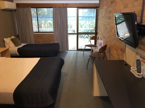 Bribie Island Hotel - Sydneys Hotel 21