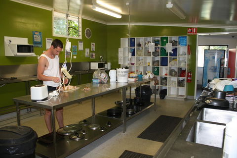 Nomads Airlie Beach - Sydneys Hotel 12