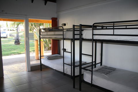 Nomads Airlie Beach - Sydneys Hotel 1