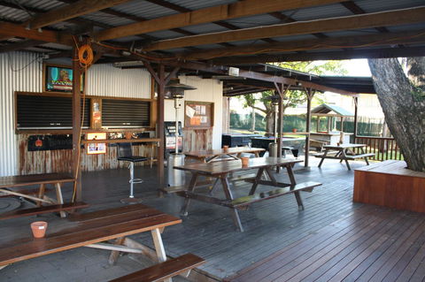 Nomads Airlie Beach - Sydneys Hotel 2