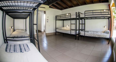 Nomads Airlie Beach - Sydneys Hotel 3