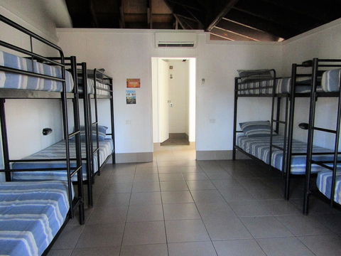 Nomads Airlie Beach - Sydneys Hotel 13