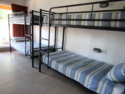 Nomads Airlie Beach - Sydneys Hotel 7
