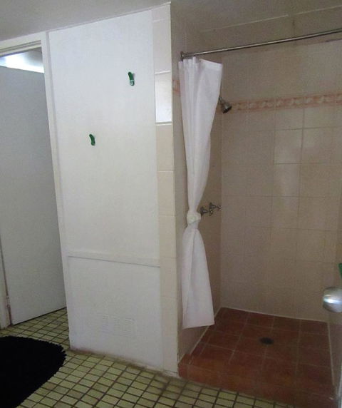 Nomads Airlie Beach - Sydneys Hotel 4