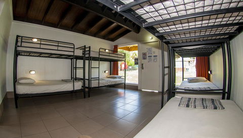 Nomads Airlie Beach - Sydneys Hotel 17