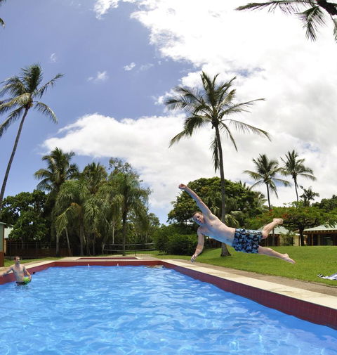 Nomads Airlie Beach - Sydneys Hotel 24
