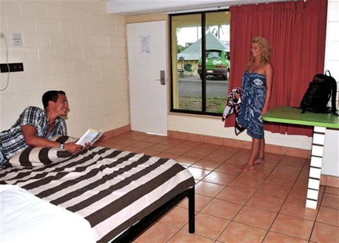 Nomads Airlie Beach - Sydneys Hotel 5