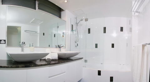 Poinciana 112 - Sydneys Hotel 11