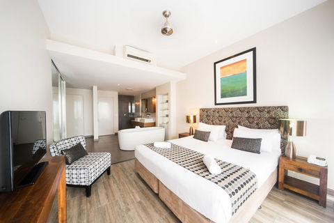 Whitsunday Reflections - Sydneys Hotel 20