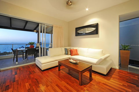 Whitsunday Reflections - Sydneys Hotel 32
