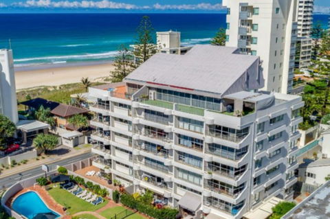 Surfers Chalet - Sydneys Hotel 9