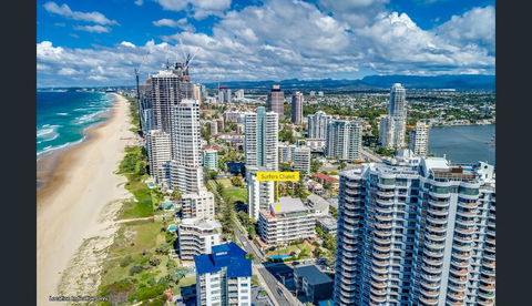 Surfers Chalet - Sydneys Hotel 12