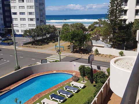 Surfers Chalet - Sydneys Hotel 14