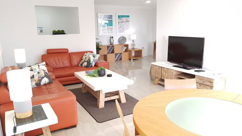 Surfers Chalet - Sydneys Hotel 16