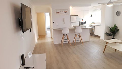 Surfers Chalet - Sydneys Hotel 10