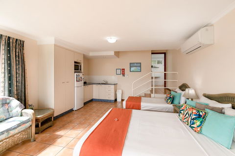 Sunlit Waters Studio Apartments - Sydneys Hotel 41