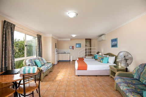 Sunlit Waters Studio Apartments - Sydneys Hotel 42