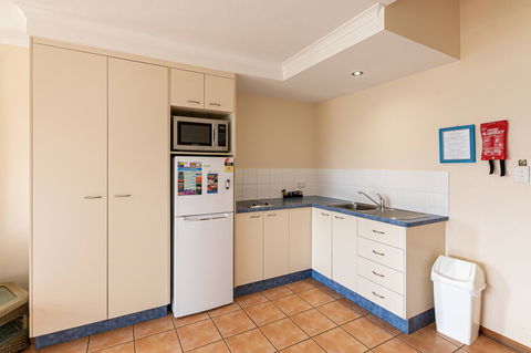 Sunlit Waters Studio Apartments - Sydneys Hotel 40