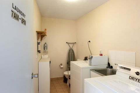 Sunlit Waters Studio Apartments - Sydneys Hotel 9