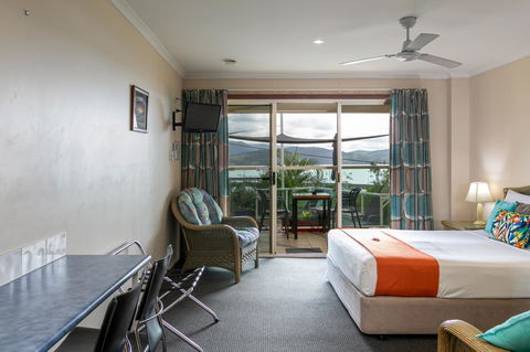 Sunlit Waters Studio Apartments - Sydneys Hotel 10