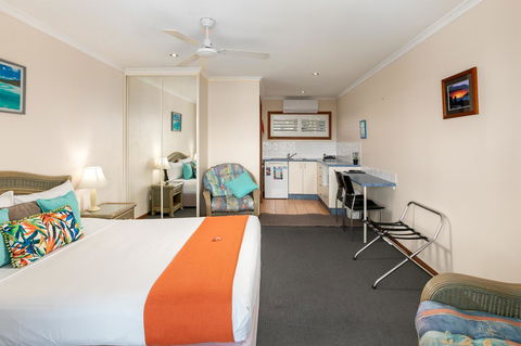 Sunlit Waters Studio Apartments - Sydneys Hotel 14