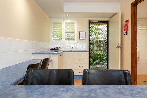 Sunlit Waters Studio Apartments - Sydneys Hotel 28