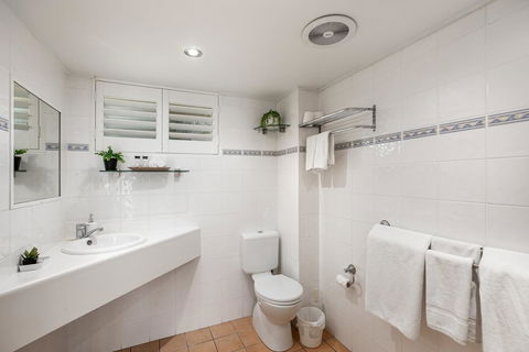 Sunlit Waters Studio Apartments - Sydneys Hotel 36