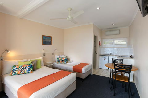 Sunlit Waters Studio Apartments - Sydneys Hotel 21