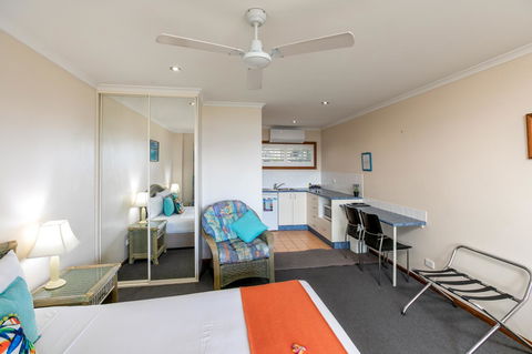 Sunlit Waters Studio Apartments - Sydneys Hotel 13