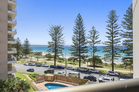 Columbia Beachfront Apartments On Rainbow Bay - Sydneys Hotel 18